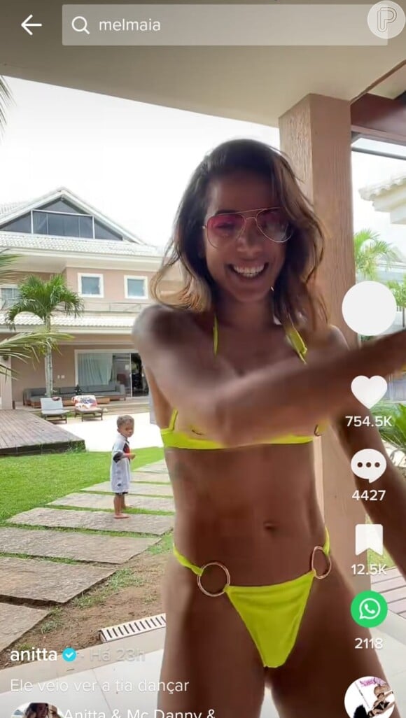 Look praia vibrante: Anitta combinou dois biquínis diferentes para seu look