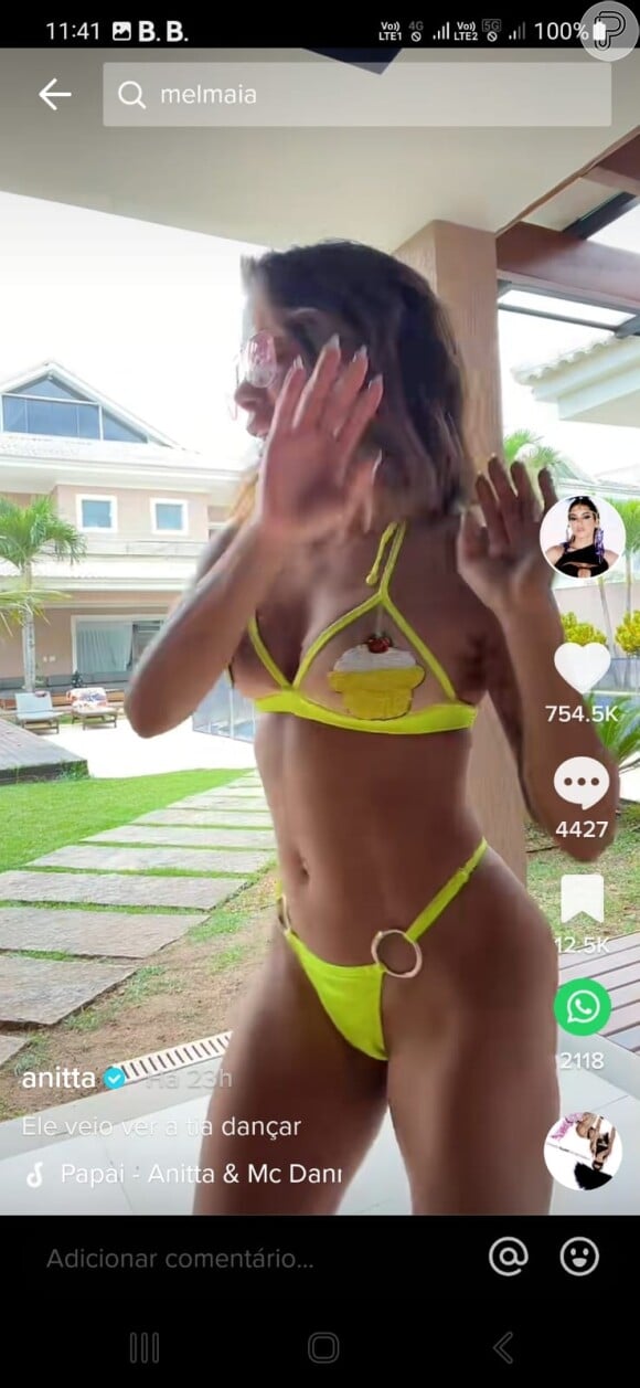 Anitta associa as tendências neon e transparência em look ousado de moda praia