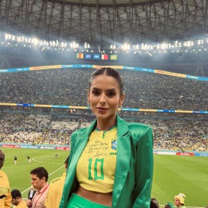 Jéssica Turini está assistindo a Copa do Mundo 2022 com camisas com mensagens de Neymar