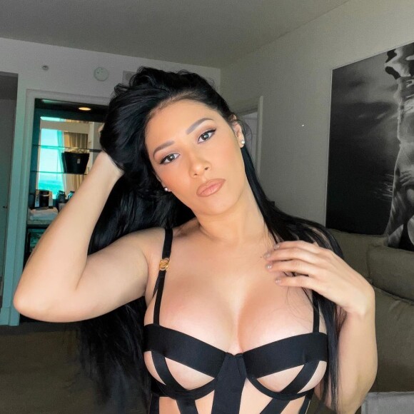 Além das críticas, Simaria também costuma receber elogios em fotos sensuais