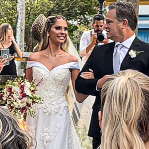Bárbara Evans entrou acompanhada do pai, José Clark