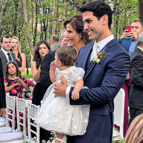 A filha do casal, Ayla, de oito meses, carregou as alianças no colo