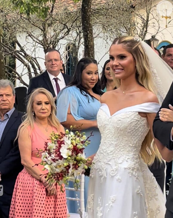 Bárbara Evans usou o tradicional vestido branco e véu longo