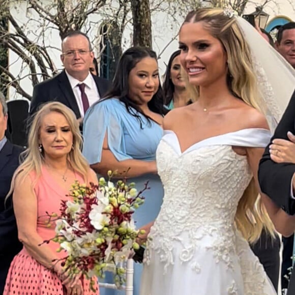 Bárbara Evans usou o tradicional vestido branco e véu longo