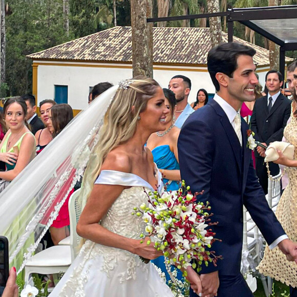 Bárbara Evans e Gustavo Theodoro oficializaram a união em festa milionária