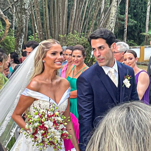 Bárbara Evans usou um vestido feito sob medida pela estilista Carol Hungria, com modelo tradicional