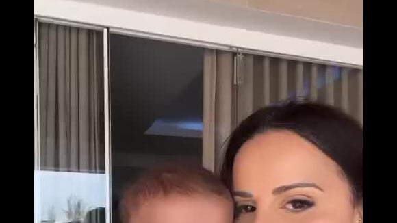 Viviane Araujo postou vídeo abraçadinha ao filho após consulta com pediatra