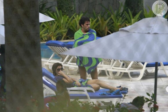 Vanessa e Giuseppe foram flagrado relaxando na piscina de um hotel no Rio, em dezembro