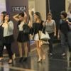 De férias, a atriz foi com Fernanda Pontes e as amigas a um shopping no Rio, na noite da última terça-feira (26)