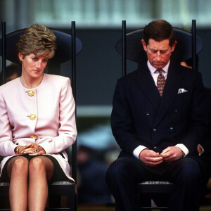 The Crown: Diana e Charles dormiram em quartos separados após nascimento de Harry, afirma a imprensa