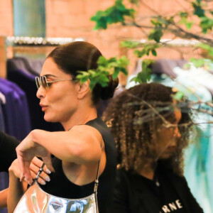 A bolsa usada por Juliana Paes está fora de estoque: ela é confeccionada em couro e tem tom metalizado