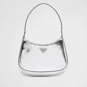 A bolsa usada por Juliana Paes é o modelo Cleo, da Prada: em prata, ela sai por R$ 17 mil