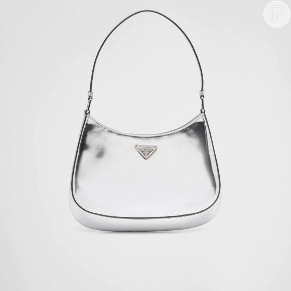 A bolsa usada por Juliana Paes é o modelo Cleo, da Prada: em prata, ela sai por R$ 17 mil