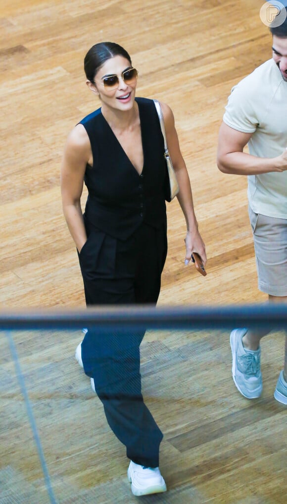 Juliana Paes montou look estiloso para calor com roupas pretas e acessórios estilosos