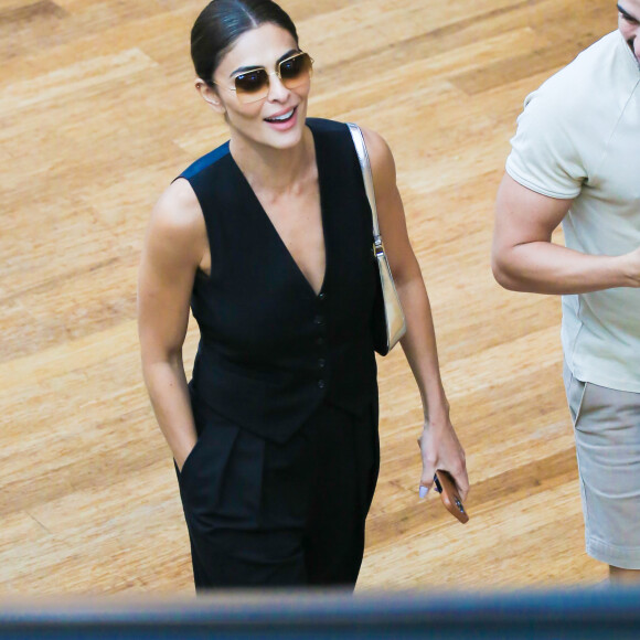 Juliana Paes montou look estiloso para calor com roupas pretas e acessórios estilosos