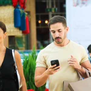 Juliana Paes escolheu tênis com salto plataforma para dia de compras no Rio de Janeiro