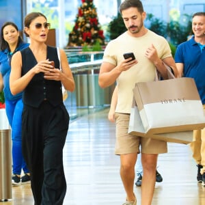 Juliana Paes usou conjunto preto para ir às compras no Rio de Janeiro