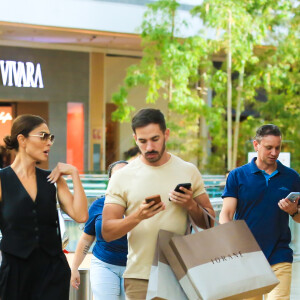 A atriz Juliana Paes foi fotografada em look estiloso durante dia de compras