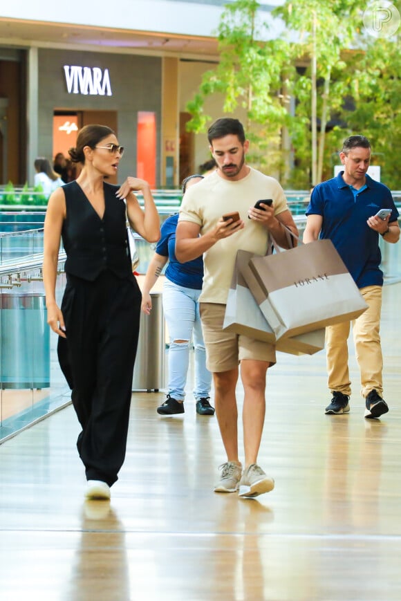 A atriz Juliana Paes foi fotografada em look estiloso durante dia de compras
