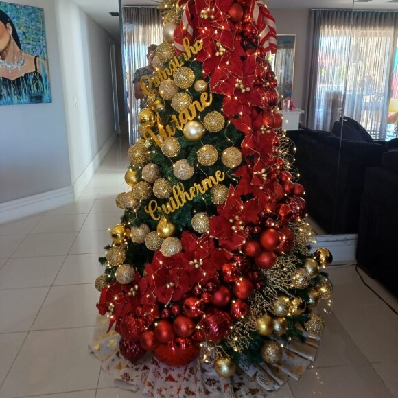 Viviane Araujo homenageou o filho, Joaquim, e o marido, Guilherme, em árvore de Natal