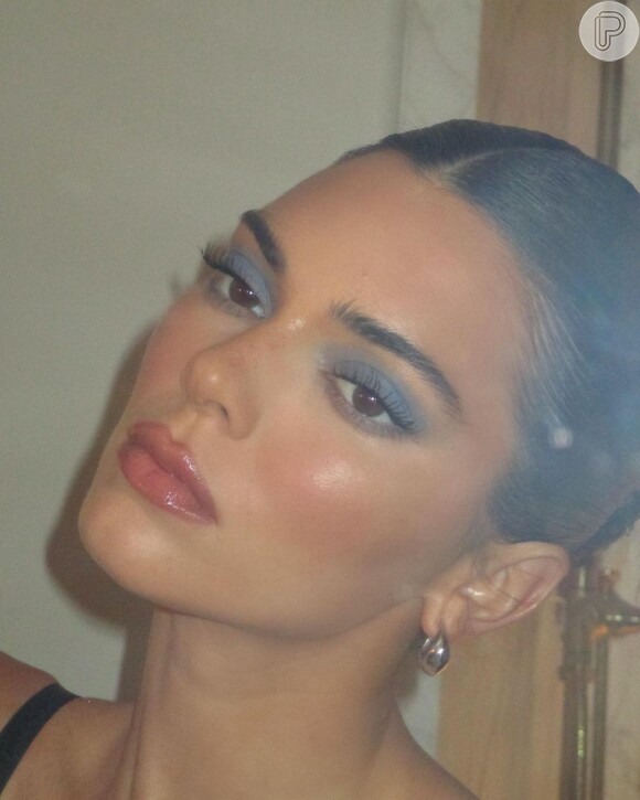 Sombra azul também foi escolha recente de Kendall Jenner: modelo usou a trend com batom nude de efeito glossy