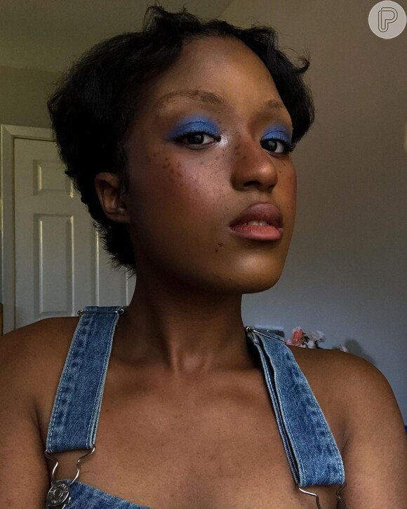 A maquiagem com sombra azul ganha um glow extra com o cantinho do olho claro