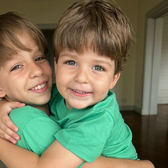 Filhos de Luma Costa têm tradição natalina. 'Dudu e Tunico sempre colocam a estrela no topo da árvore de natal no dia 1 de dezembro. Eles amam e é uma forma de envolvê-los nos preparativos da festa', conta a artista e empreendedora