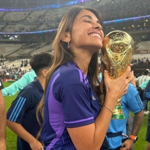 Lionel Messi fotografou Antonella Roccuzzo segurando a taça da Copa do Mundo