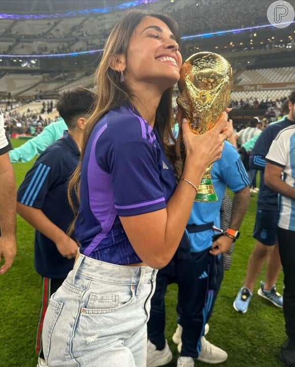 Lionel Messi fotografou Antonella Roccuzzo segurando a taça da Copa do Mundo