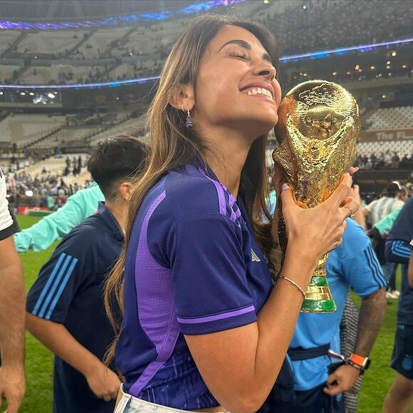Lionel Messi fotografou Antonella Roccuzzo segurando a taça da Copa do Mundo