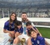 Lionel Messi e Antonella Roccuzzo comemoraram ao lado dos três filhos