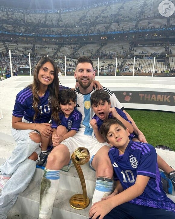 Lionel Messi e Antonella Roccuzzo comemoraram ao lado dos três filhos