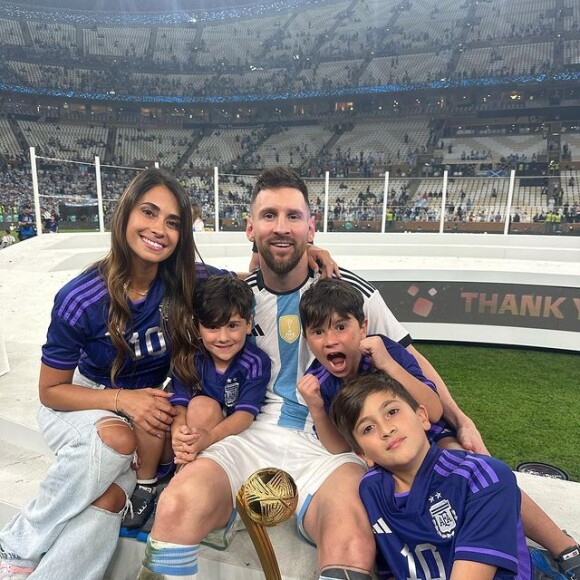 Lionel Messi e Antonella Roccuzzo comemoraram ao lado dos três filhos