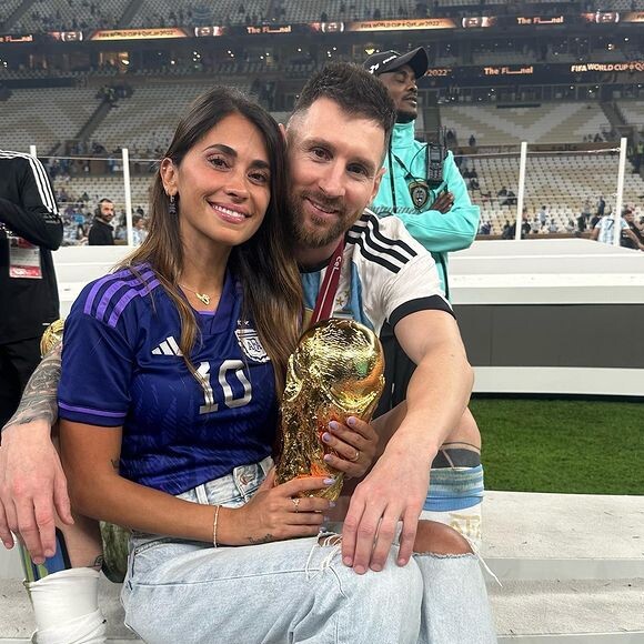 Lionel Messi levou Antonella Roccuzzo para o campo após a vitória na Copa do Mundo 2022