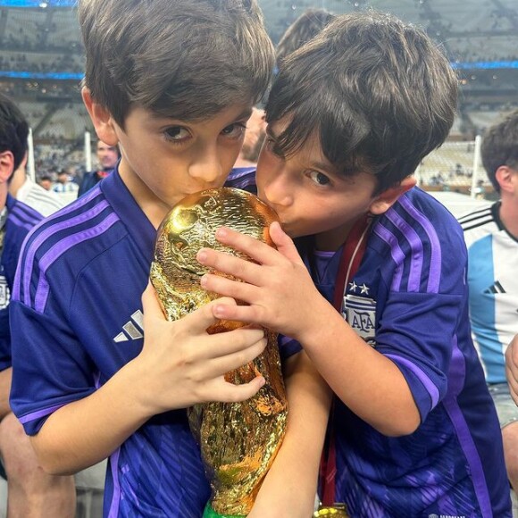 Os filhos de Lionel Messi e Antonella Roccuzzo beijaram a taça da Copa do Mundo