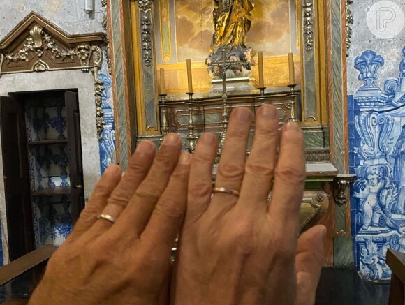 O namorado de Marcos Caruso compartilhou fotos das mãos do casal com uma aliança em seu Instagram.