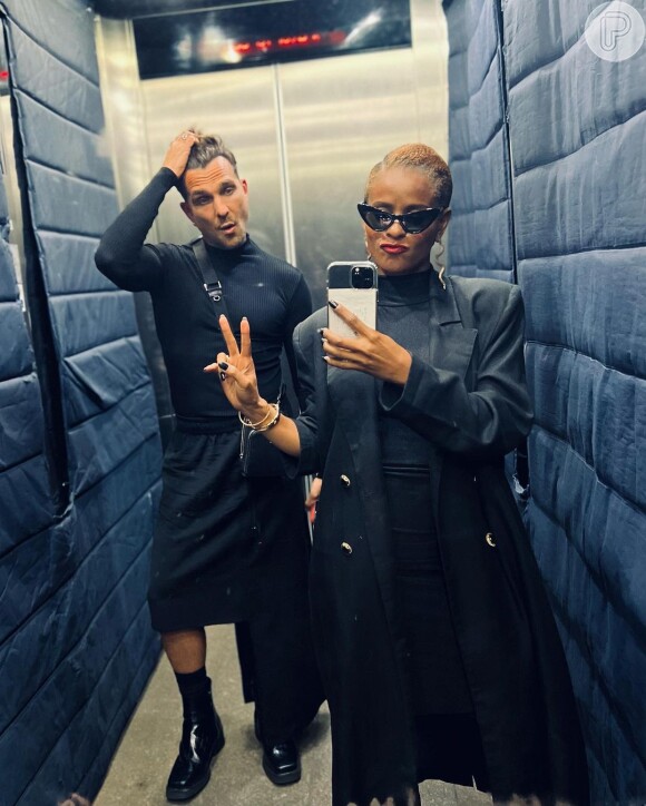 Igor Rickli posa com saia preta midi em foto no elevador com Aline Wirley