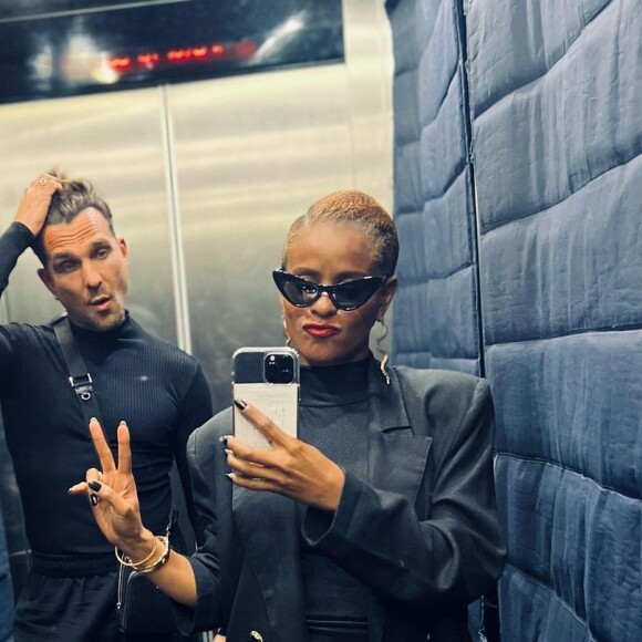 Igor Rickli posa com saia preta midi em foto no elevador com Aline Wirley