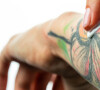 Tatuagem colorida: durabilidade, dor e formas de aplicação estão entre as principais dúvidas 