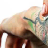 Tatuagem colorida: especialista tira dúvidas e desmistifica mitos sobre a arte na pele