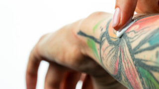 Tatuagem colorida: especialista tira dúvidas e desmistifica mitos sobre a arte na pele