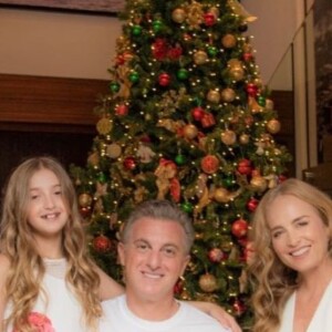 Angélica e Luciano Huck postam tradicional foto de Natal com a família