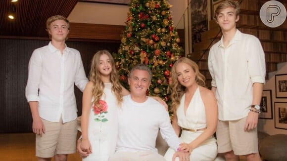 Angélica e Luciano Huck postam tradicional foto de Natal com a família