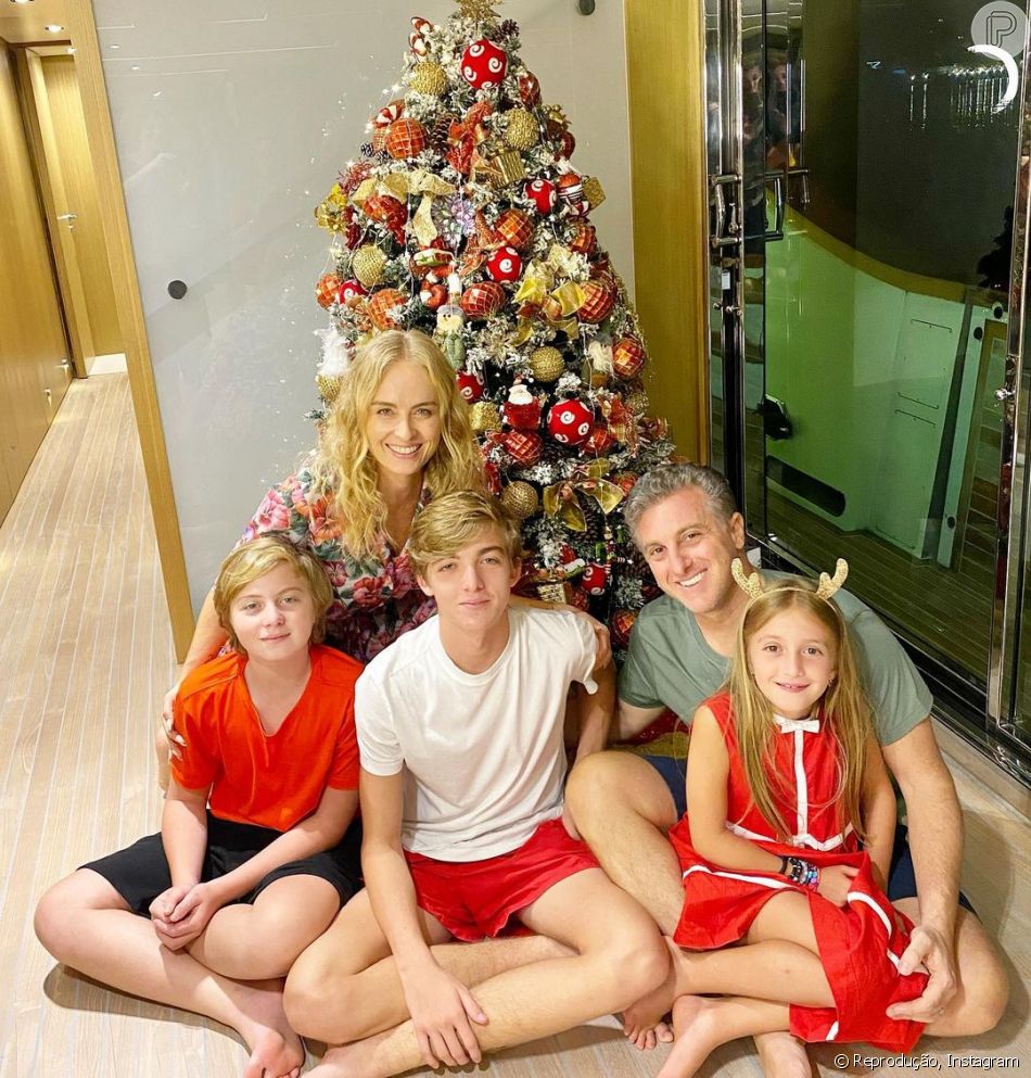 Angélica posta foto natalina com Luciano Huck e os filhos e encantam a