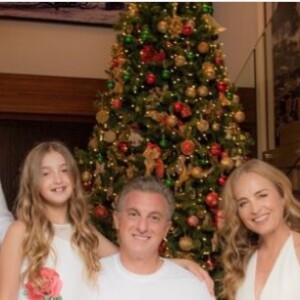 Angélica, Luciano Huck e os filhos combinaram o look para tradicional foto de Natal