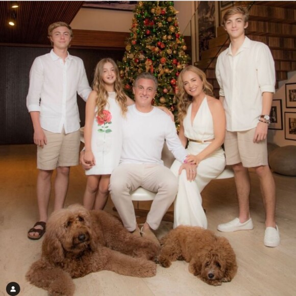 Angélica, Luciano Huck e os filhos combinaram o look para tradicional foto de Natal