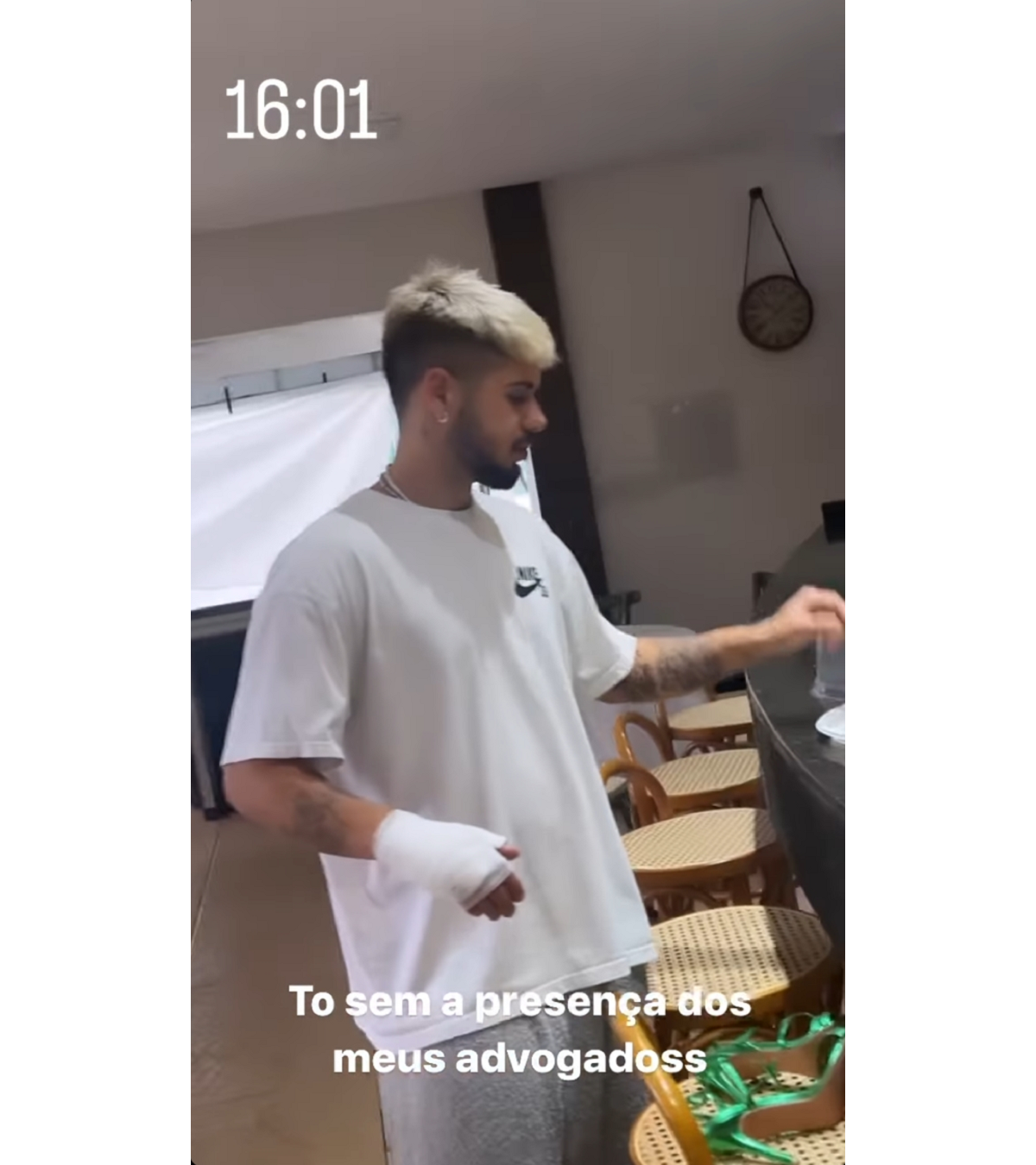 Foto: Zé Felipe corta a mão ao cair em casa na festa de Natal - Purepeople