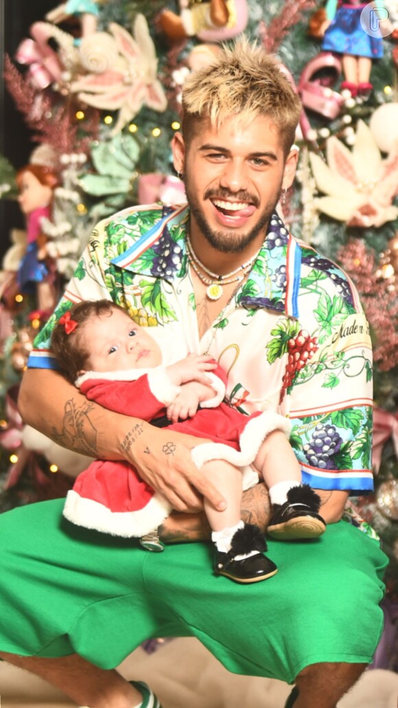 Filha de Zé Felipe, Maria Flor posa com o pai em foto de Natal