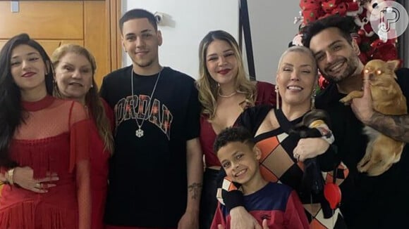 Após fim de tratamento contra câncer, Simony festejou Natal ao lado da mãe, marido, Felipe Rodriguez, e dos quatro filhos