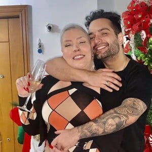 Marido de Simony, Felipe Rodriguez comemorou Natal com a mulher depois que a artista encerrou tratamento contra câncer no intestino, diagnosticado em agosto de 2022: Natal mais do que especial! Ressignificando tudo, com um gostinho diferente depois de um período de muita luta!'